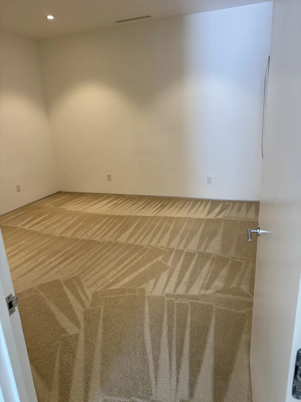 Empty room carpet groomed after a Go4Cleaning steam clean