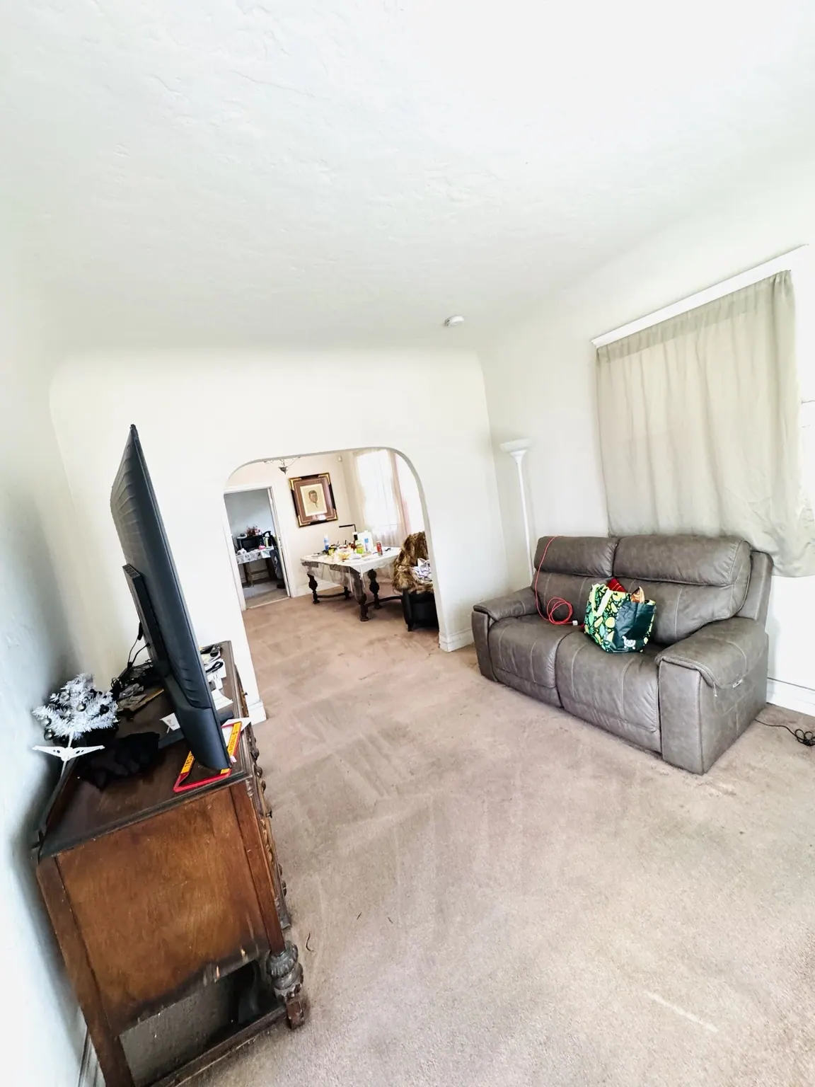 Living room carpet cleaned around furniture